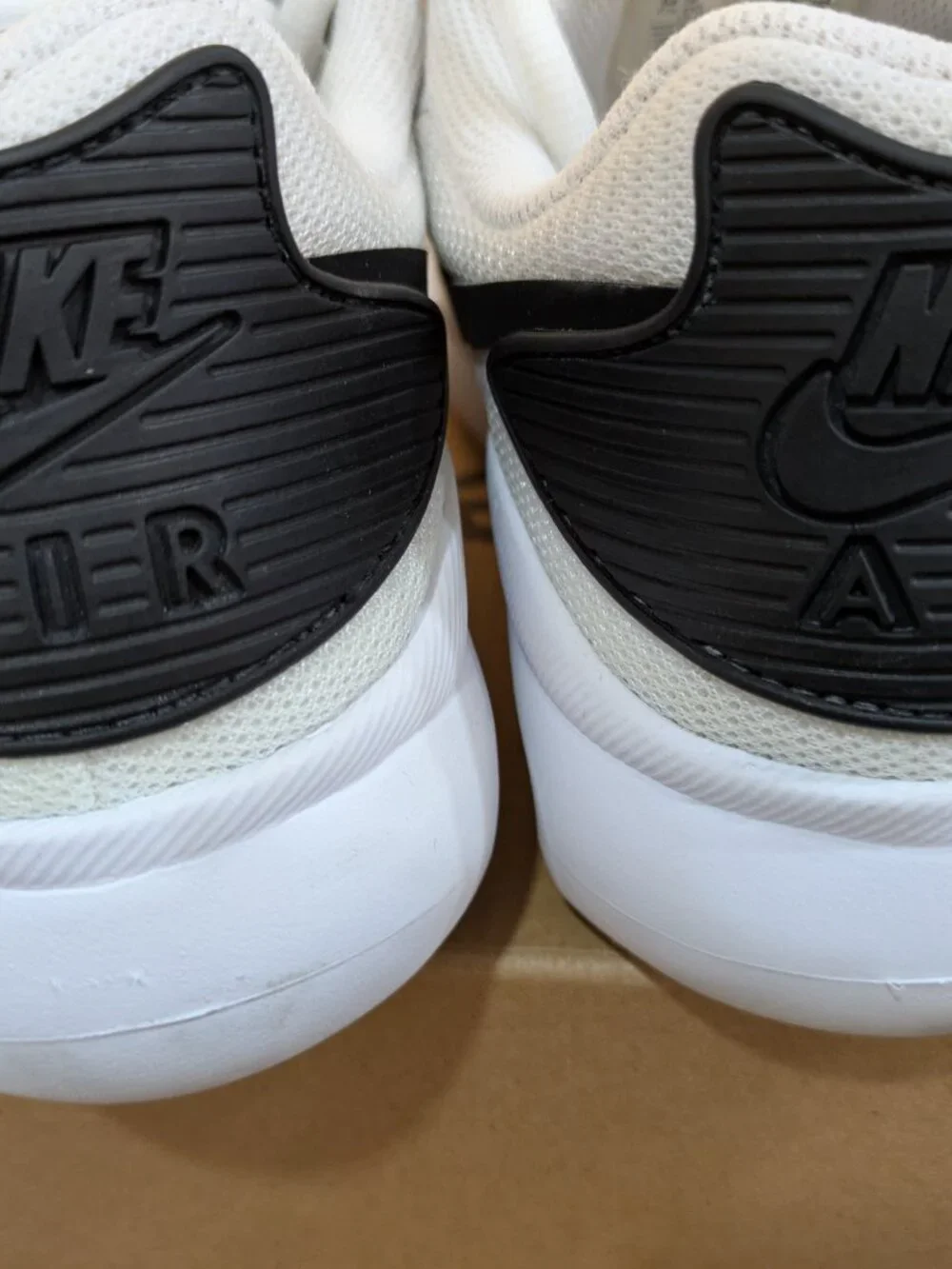 Size 8.5 - Nike Air Max Oketo White Black W Great Condition